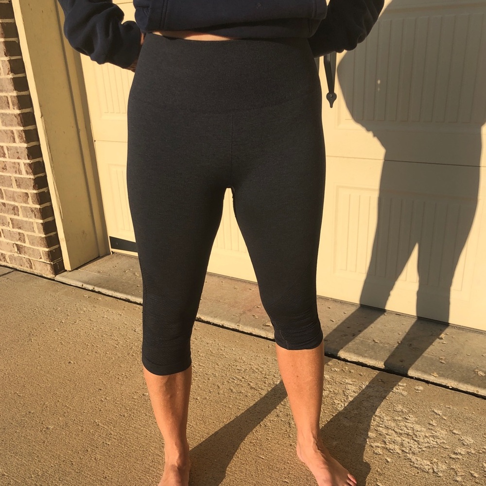 LULUMEMON navy capri leggings!!